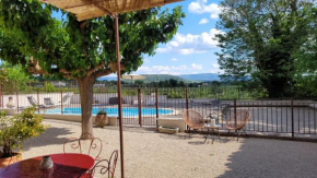 Gîte La Genestière au milieu des vignes, piscine partagée